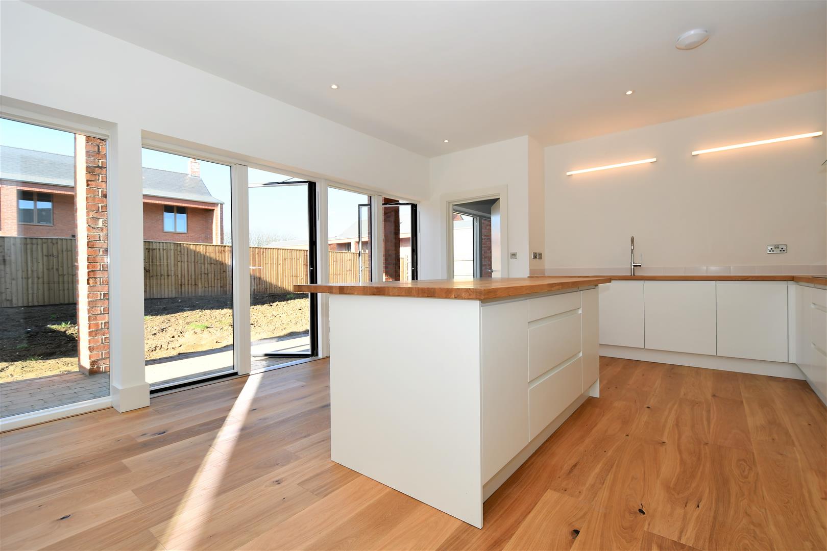 FITTED KITCHEN